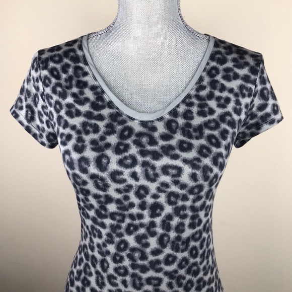 Banana Republic Grey Jaguar Print V-Neck T-Shirt - Picture 5 of 7